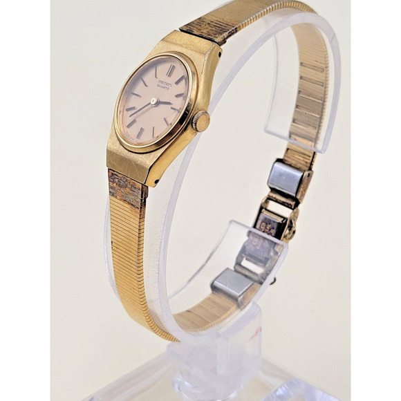 Seiko Quartz 1400-8209 Women\'s Wristwatch Band Gold Base Metal Tone Finish